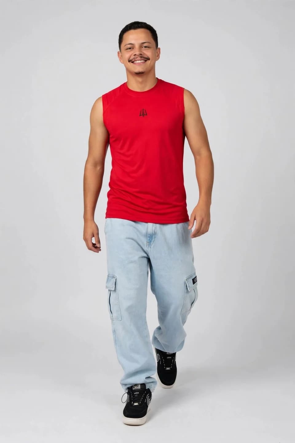 Look criado no Vistame: regata vermelha, jeans cargo claro e tênis preto.